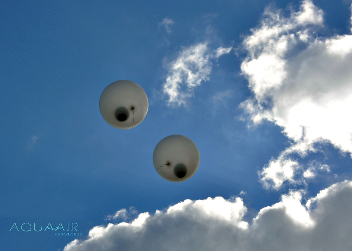 Ballonverstrooiing met een vlucht naar een mooie wolkenpartij.