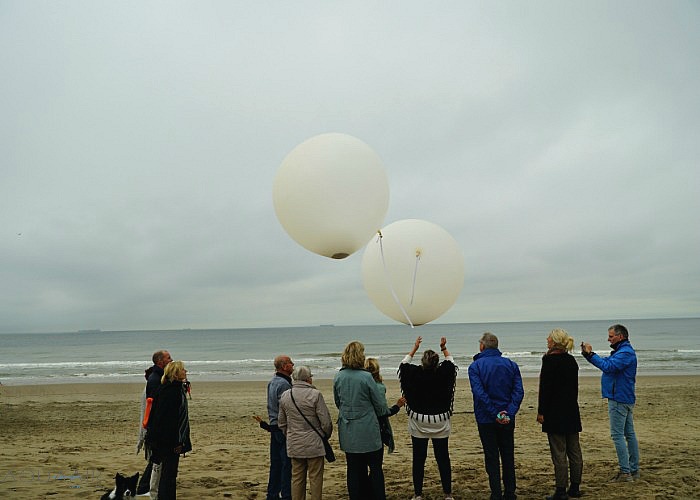 ballonverstrooiing aan het strand van Noordwijk aan zee.