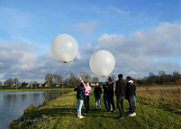 Asverstrooiing met heliumballonnen vanuit de plaats Borne te Gelderland