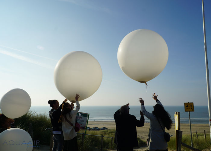 ballonverstrooiing vanaf een duin in Egmond aan Zee