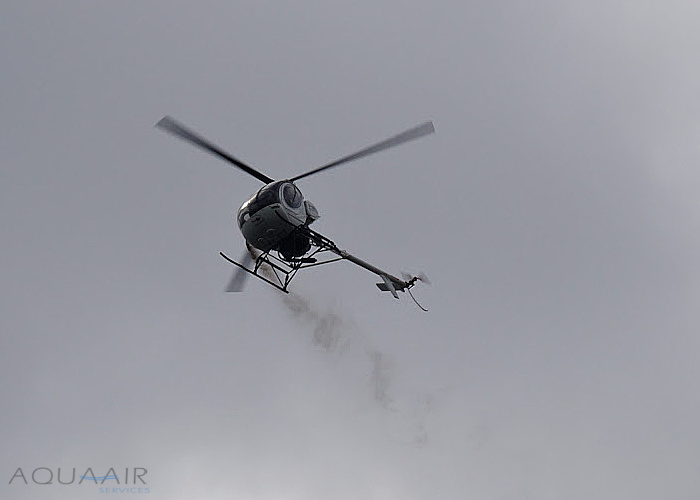 Fly by asverstrooiing per helikopter aan de oever van het Gooimeer