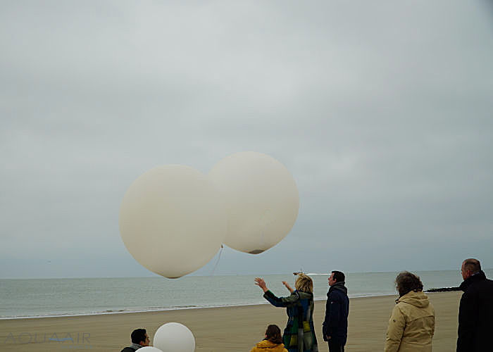 asverstrooiing met heliumballonnen vanaf het strand van zoutelande aan zee