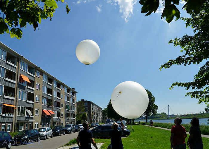 ballonverstrooiing langs het kanaal te Utrecht