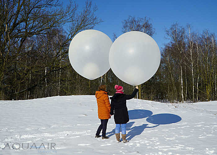 Ballonverstrooiing in de sneeuw