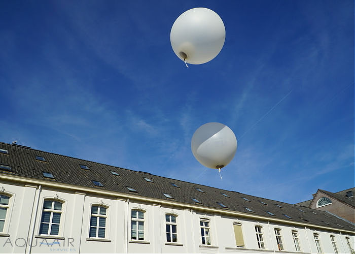 asverstrooiing met heliumballonnen vanaf het pater binnenplein te Oudenbosch